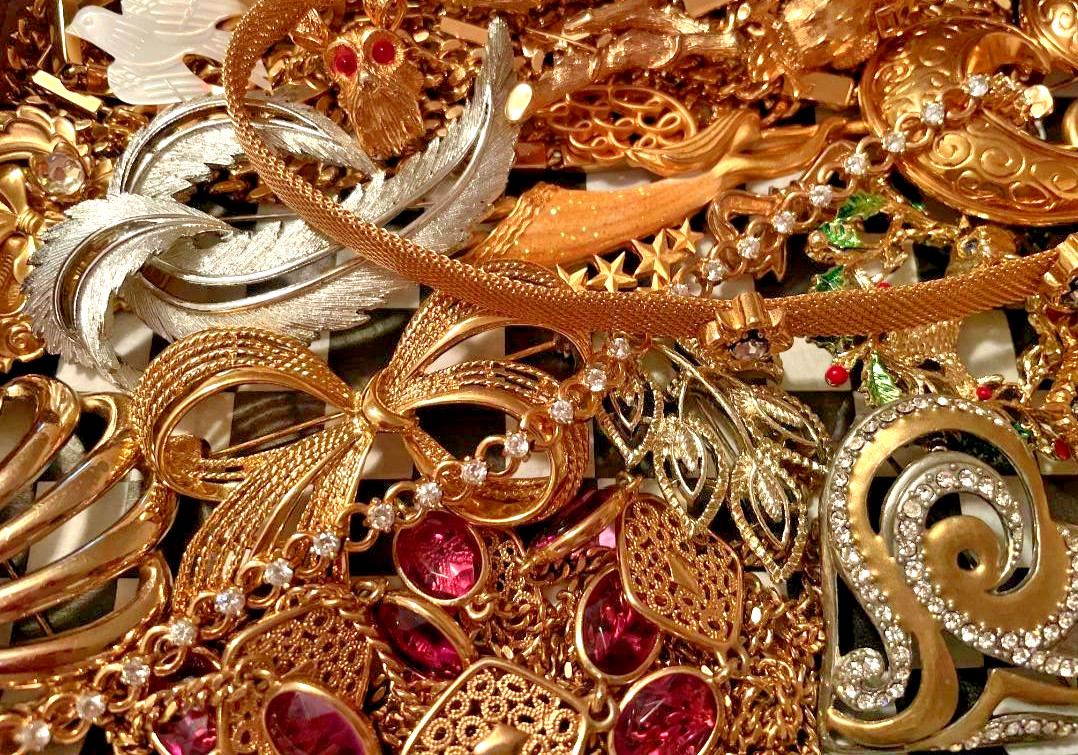 Mostly Vintage Designer All Signed More Than 24 Pieces No Junk Wearable Nice Mostly Vintage Designer All Signed More Than 24 Pieces No Junk Wearable Nice