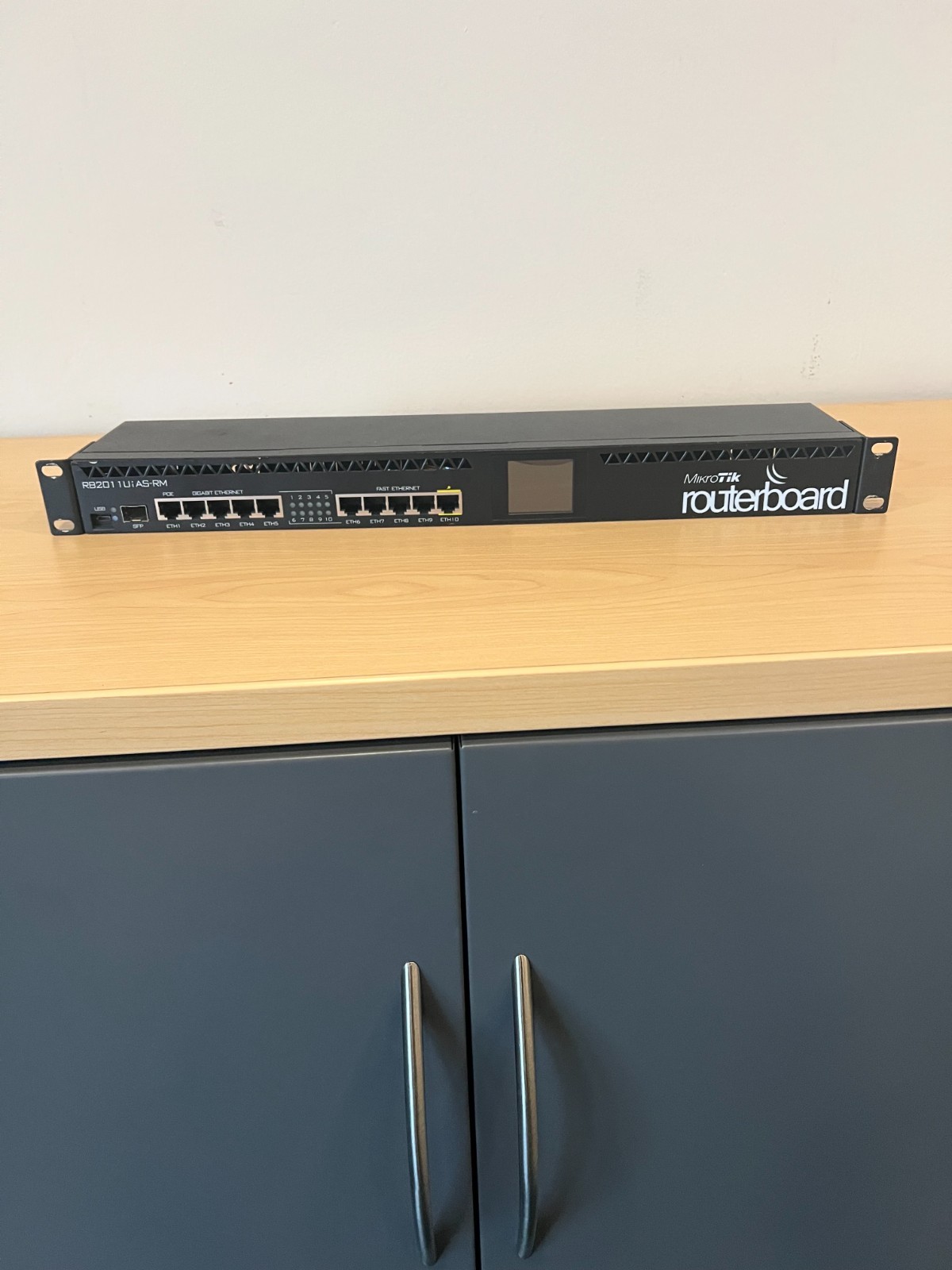 MikroTik RB2011IL-RM 600MHz 64MB 5xLAN PoE Rackmount Router - Black MikroTik RB2011IL-RM 600MHz 64MB 5xLAN PoE Rackmount Router - Black