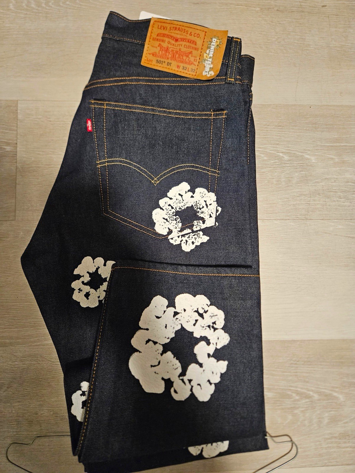 Levi’s Men’s Dark Wash Blue Denim Jeans White Floral Print Straight Fit Levi’s Men’s Dark Wash Blue Denim Jeans White Floral Print Straight Fit