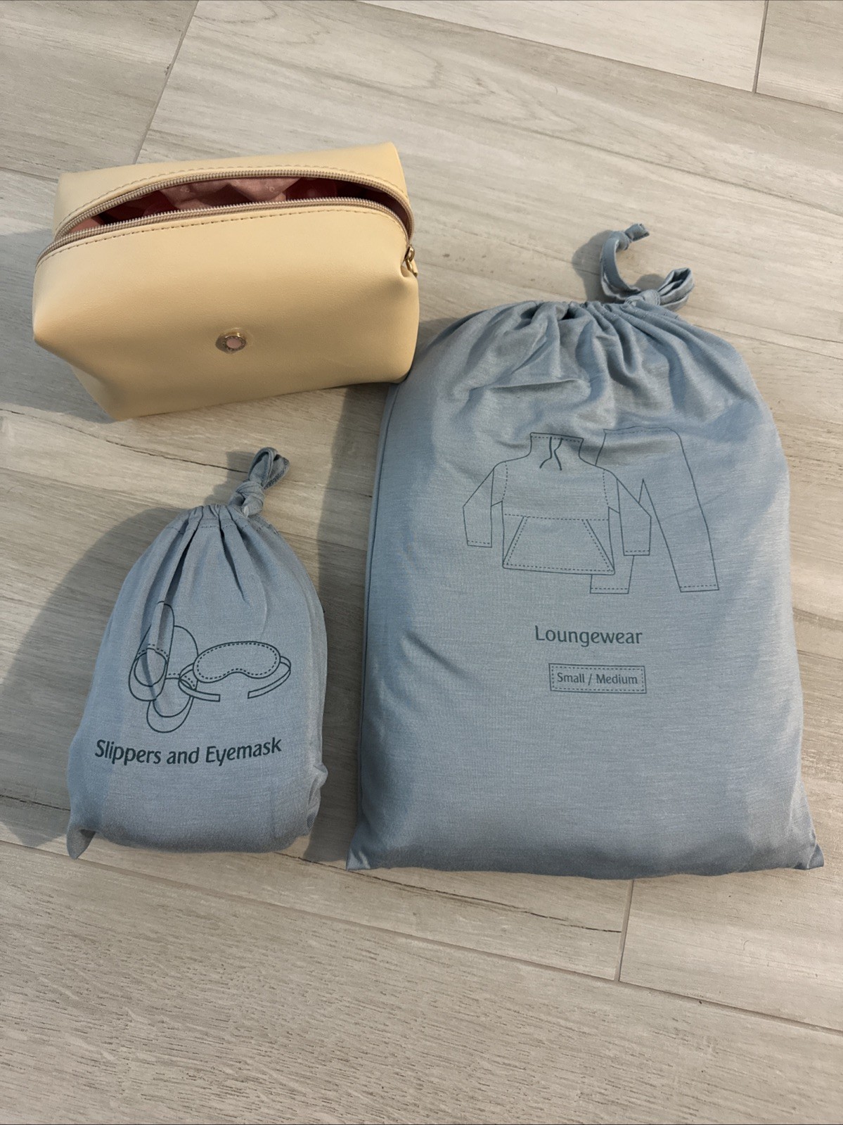 Emirates Business Class Amenity Kit And Pajamas Emirates Business Class Amenity Kit And Pajamas