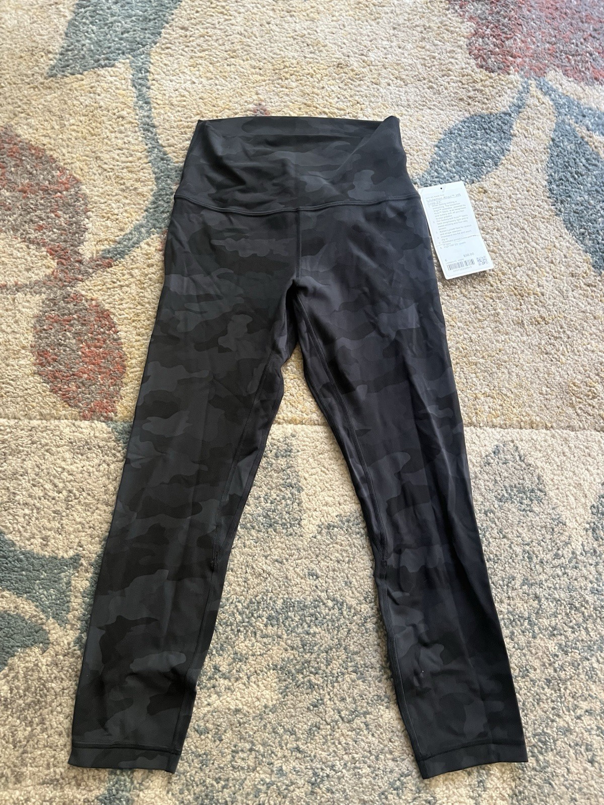 NWT Women’s Lululemon Cropped Camouflage Leggings Sz 6 NWT Women’s Lululemon Cropped Camouflage Leggings Sz 6