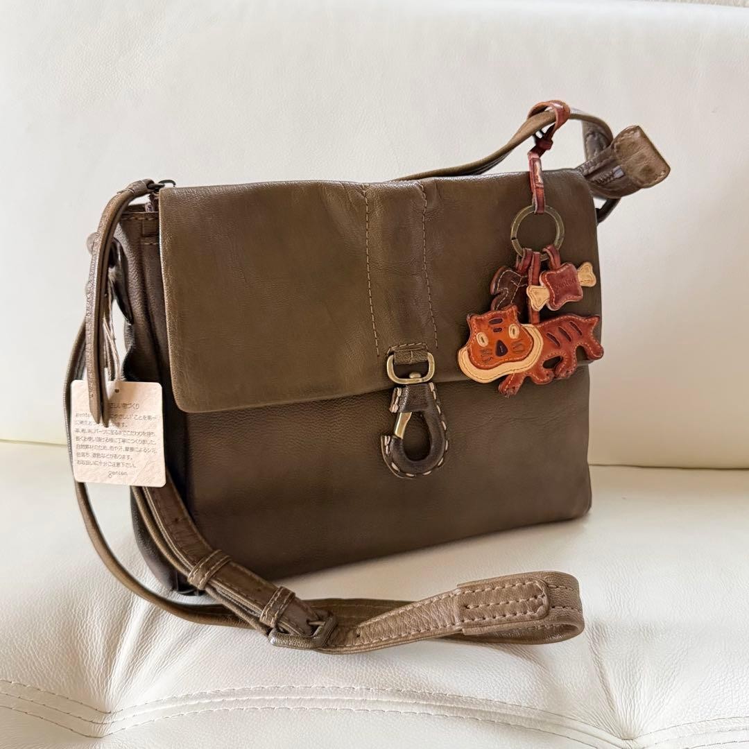 Genten goat leather shoulder bag with charm