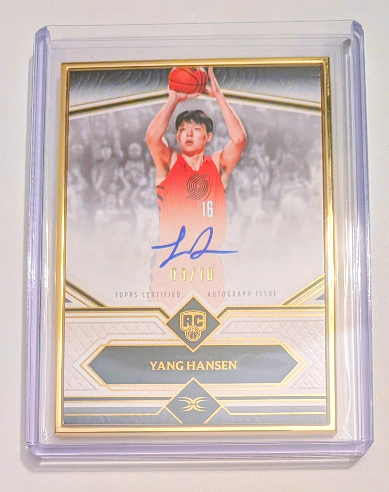 Topps Definitive 2025-26 Yang Hansen Blazers Gold Framed RC Auto # /10 Topps Definitive 2025-26 Yang Hansen Blazers Gold Framed RC Auto # /10