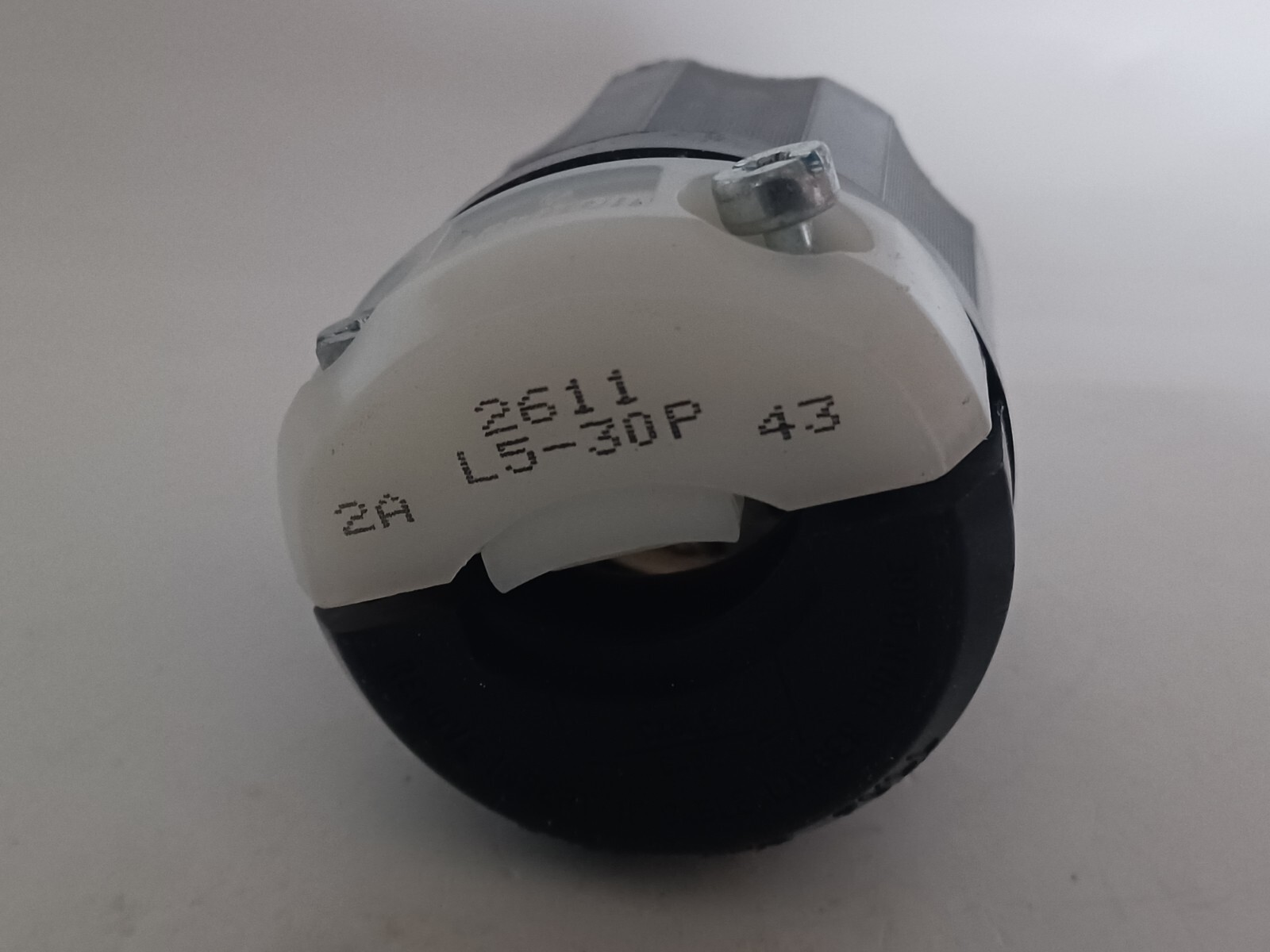 Leviton 2611, 2 Pole 3 Wire Grounding Locking Plug