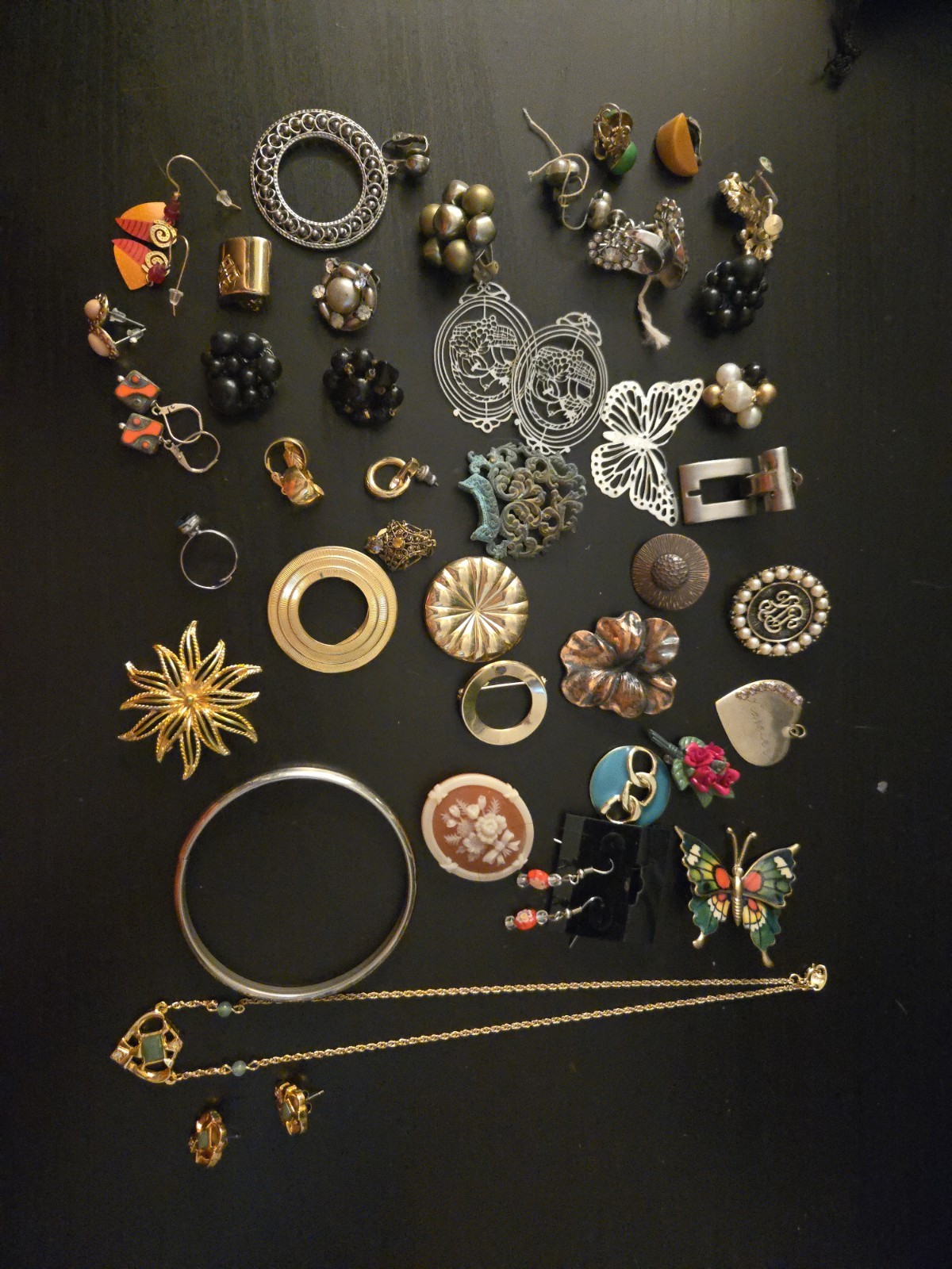 Vintage LOT 40+Pc Mixed Brooches, Earrings and SIGNED AVON SET Vintage LOT 40+Pc Mixed Brooches, Earrings and SIGNED AVON SET