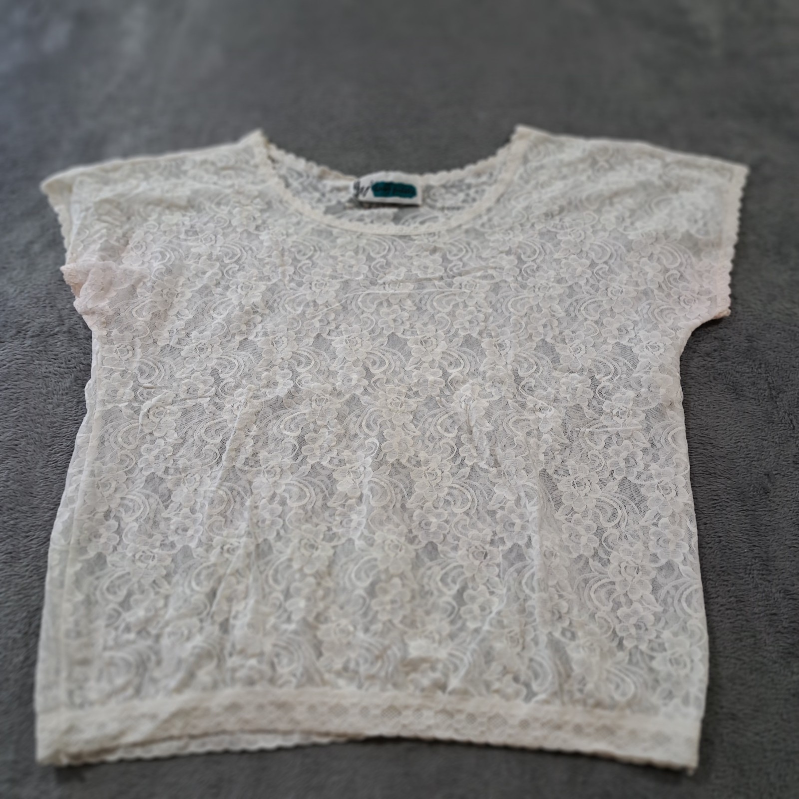 HM2 Easy Pieces White Lace Floral Top Short Sleeves Round Neck Size X Outdoor