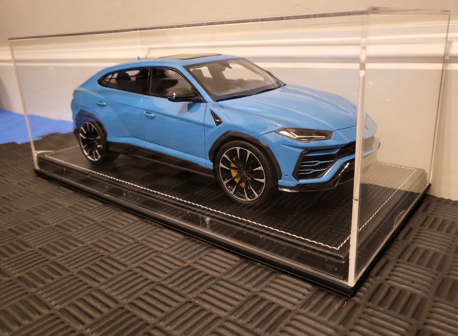 1/18 MR Collection Lamborghini Urus Model. Blu Cepheus, Blu int. Yellow Calipers 1/18 MR Collection Lamborghini Urus Model. Blu Cepheus, Blu int. Yellow Calipers