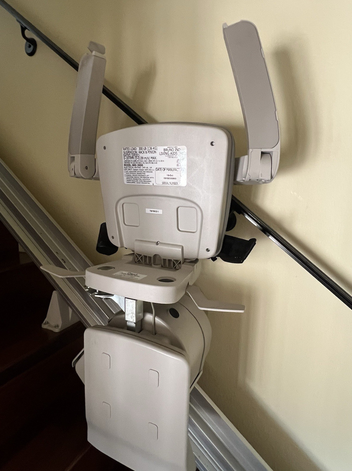 Bruno SRE-3050 Electric Stairlift Foldable Armrest 300 lb Straight Indoor Bruno SRE-3050 Electric Stairlift Foldable Armrest 300 lb Straight Indoor