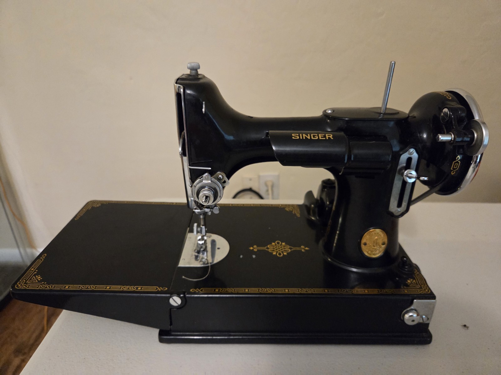 Vintage FEATHERWEIGHT 1935 SINGER Sewing Machine 221-1 w/CASE S/N AD884314 Vintage FEATHERWEIGHT 1935 SINGER Sewing Machine 221-1 w/CASE S/N AD884314