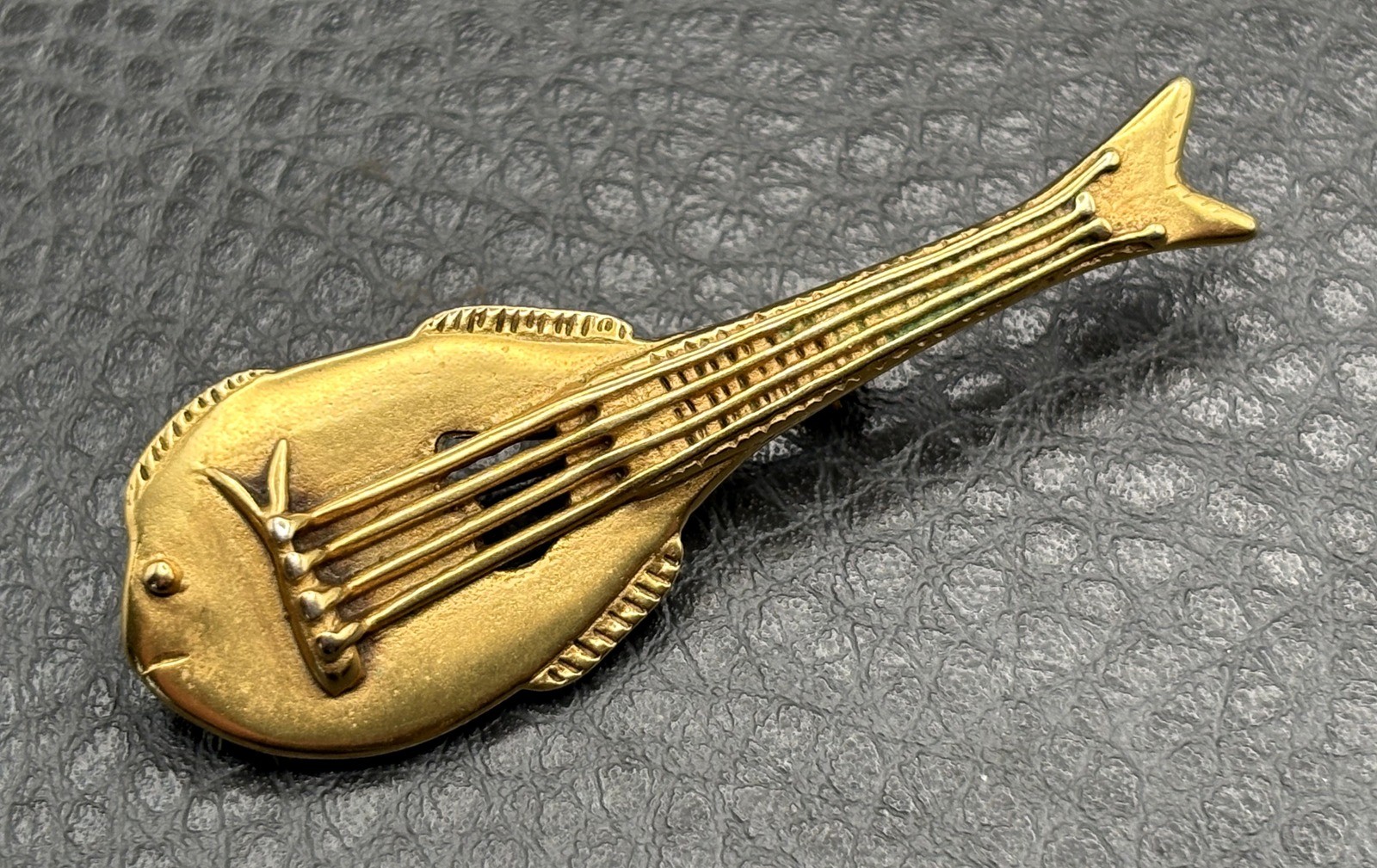 MMA Metropolitan Museum Art Fish Guitar Gold Tone Brooch Good Luck MMA Metropolitan Museum Art Fish Guitar Gold Tone Brooch Good Luck
