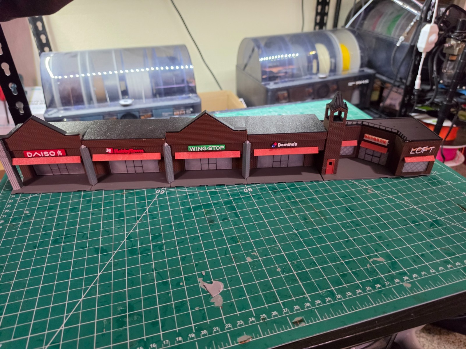 STRIP MALL ASSEMBLED PRINT ON DEMAND HO SCALE BUILDING/DIORAMA
