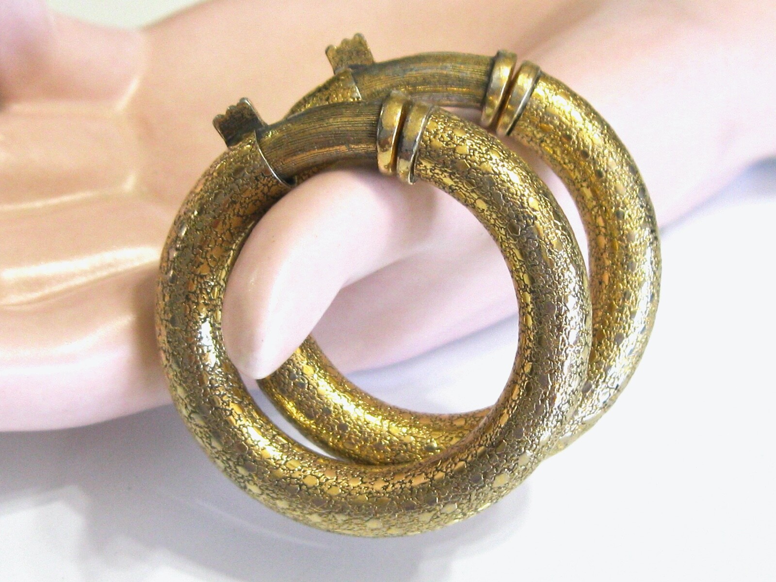 RARE VINTAGE MOD TRIFARI 1960 -1970's SPRING TENSION CLIP TEXTURED HOOP EARRINGS