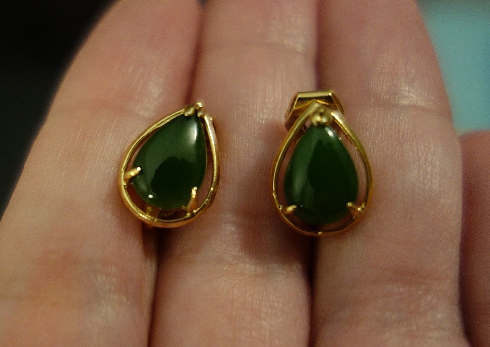 BEAUTIFUL Vintage Green Jade Cabochon Clip-on Earrings Excellent Cond Clip on BEAUTIFUL Vintage Green Jade Cabochon Clip-on Earrings Excellent Cond Clip on