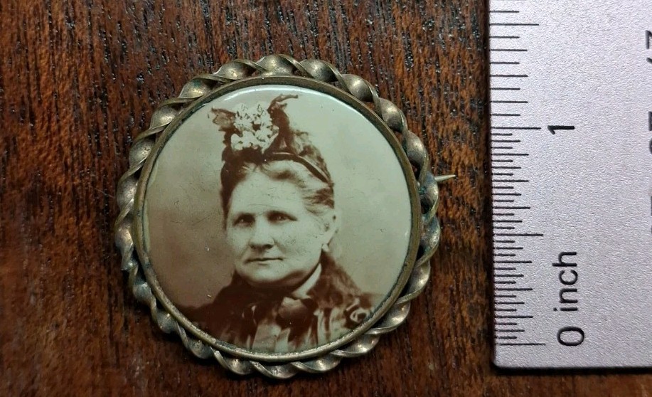 Antique Victorian Mourning Pin Brooch Twisted Metal Frame Antique Victorian Mourning Pin Brooch Twisted Metal Frame