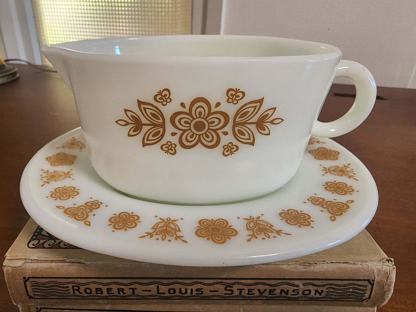 Vintage Pyrex Butterfly Gold Gravy Boat + Underplate White Glass 77-B , 77-U Vintage Pyrex Butterfly Gold Gravy Boat + Underplate White Glass 77-B , 77-U