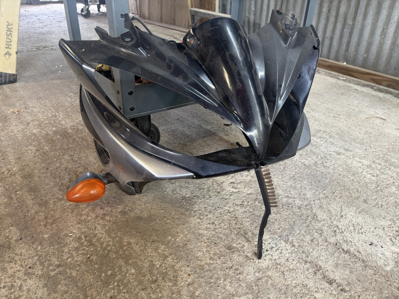04-06 Yamaha FZ6 OEM Cowl Upper fairing headlight Trim #51 COMPLETE 04-06 Yamaha FZ6 OEM Cowl Upper fairing headlight Trim #51 COMPLETE
