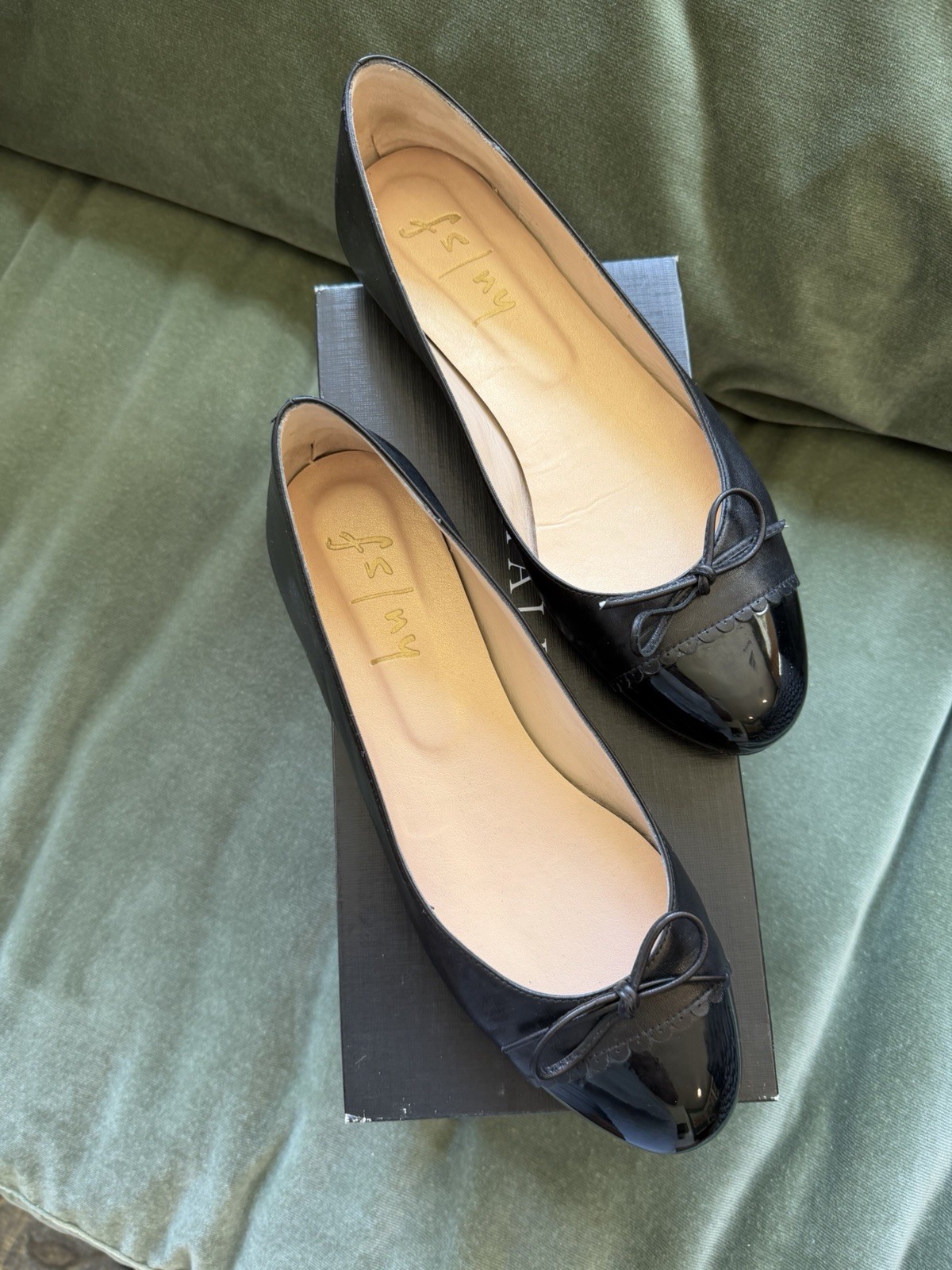 Talbots Black Becca Tie Leather and Patten Leather Flats Women\'s Size 8M Talbots Black Becca Tie Leather and Patten Leather Flats Women\'s Size 8M