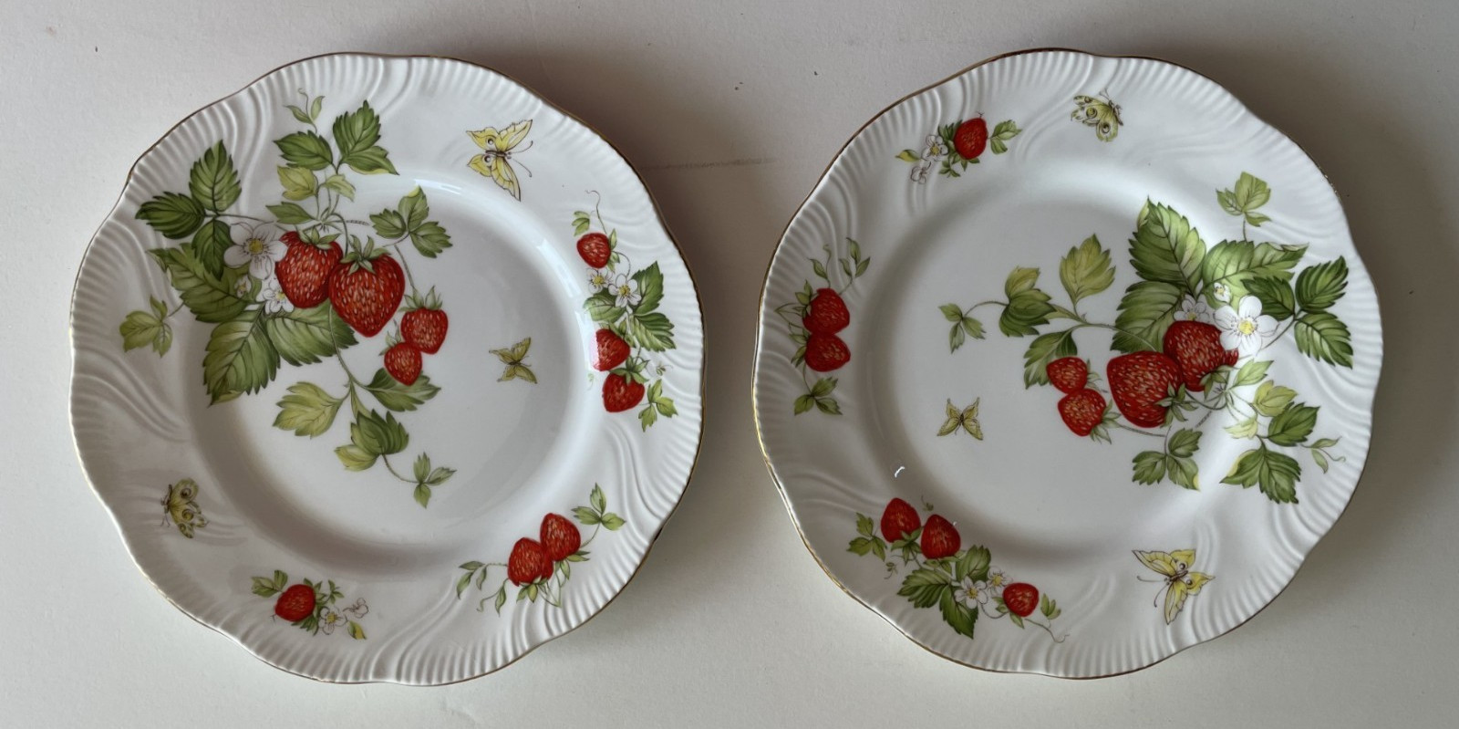 Vintage Queen\'s Virginia Strawberry Fine Bone China Medium Lunch Plates Preowned Vintage Queen\'s Virginia Strawberry Fine Bone China Medium Lunch Plates Preowned