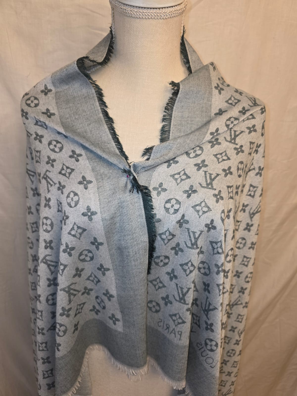100% AUTHENTIC LOUIS VUITTON SHAWL SCARF STOLE SILK WOOL METALIC FBR  USED