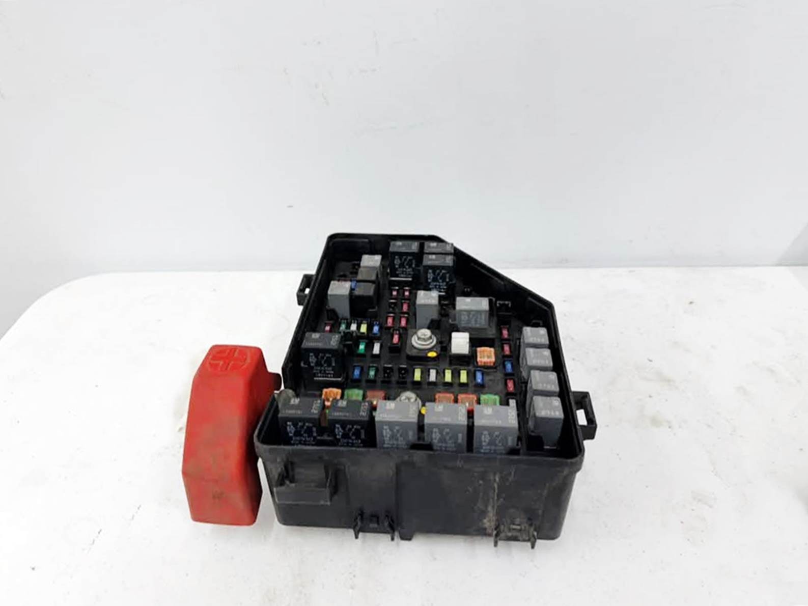 2013-2014 Chevrolet Traverse Engine Fuse Box W/o Tow Package OEM