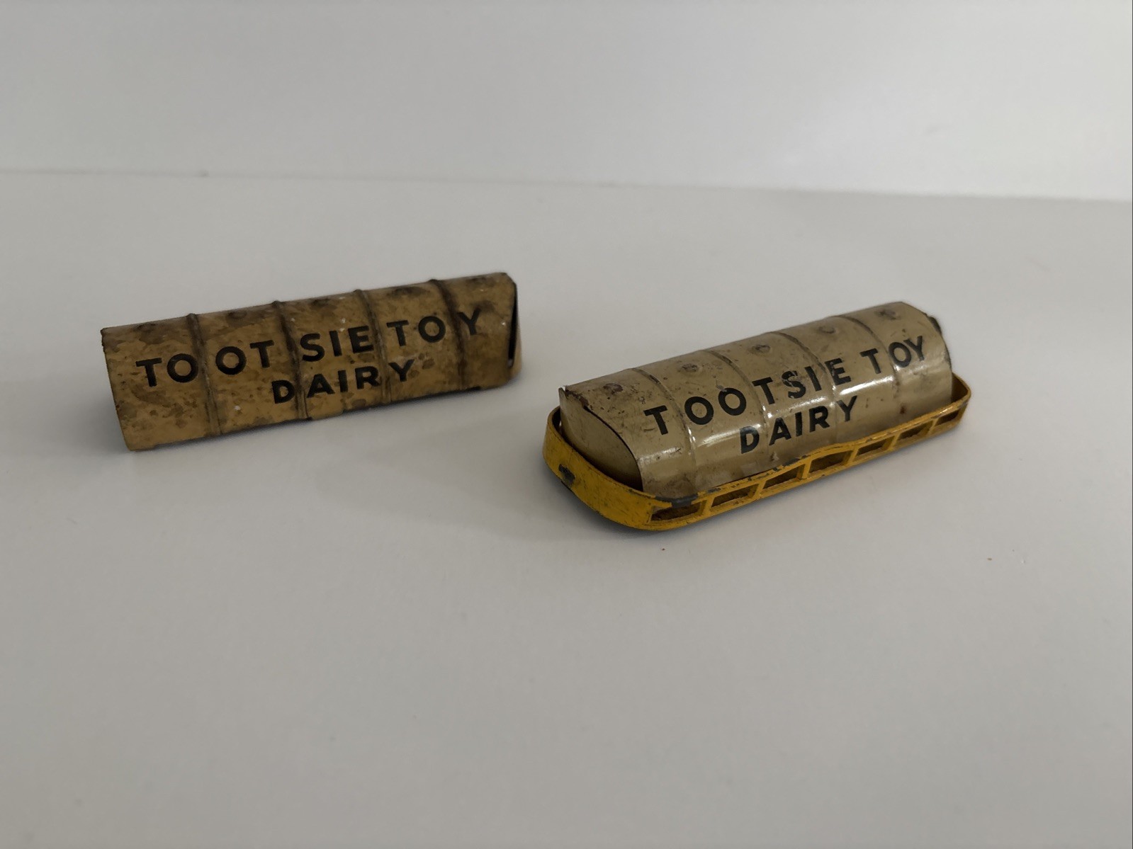 2 TOOTSIETOY DIECAST & TIN DAIRY TRAILER VINTAGE 0192 PREWAR 1933-41 2 TOOTSIETOY DIECAST & TIN DAIRY TRAILER VINTAGE 0192 PREWAR 1933-41