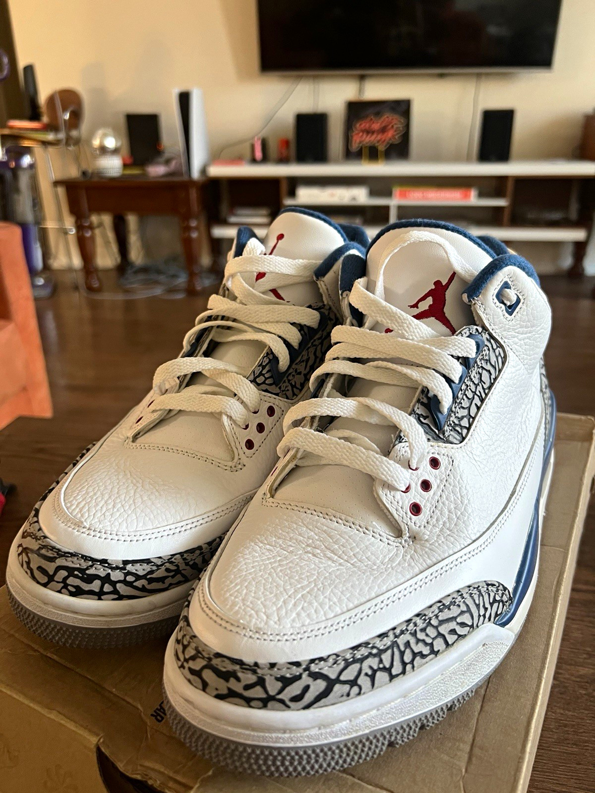 Jordan Air Jordan 3 Retro True Blue Men’s Mid Top Leather Sneakers White Blue Jordan Air Jordan 3 Retro True Blue Men’s Mid Top Leather Sneakers White Blue