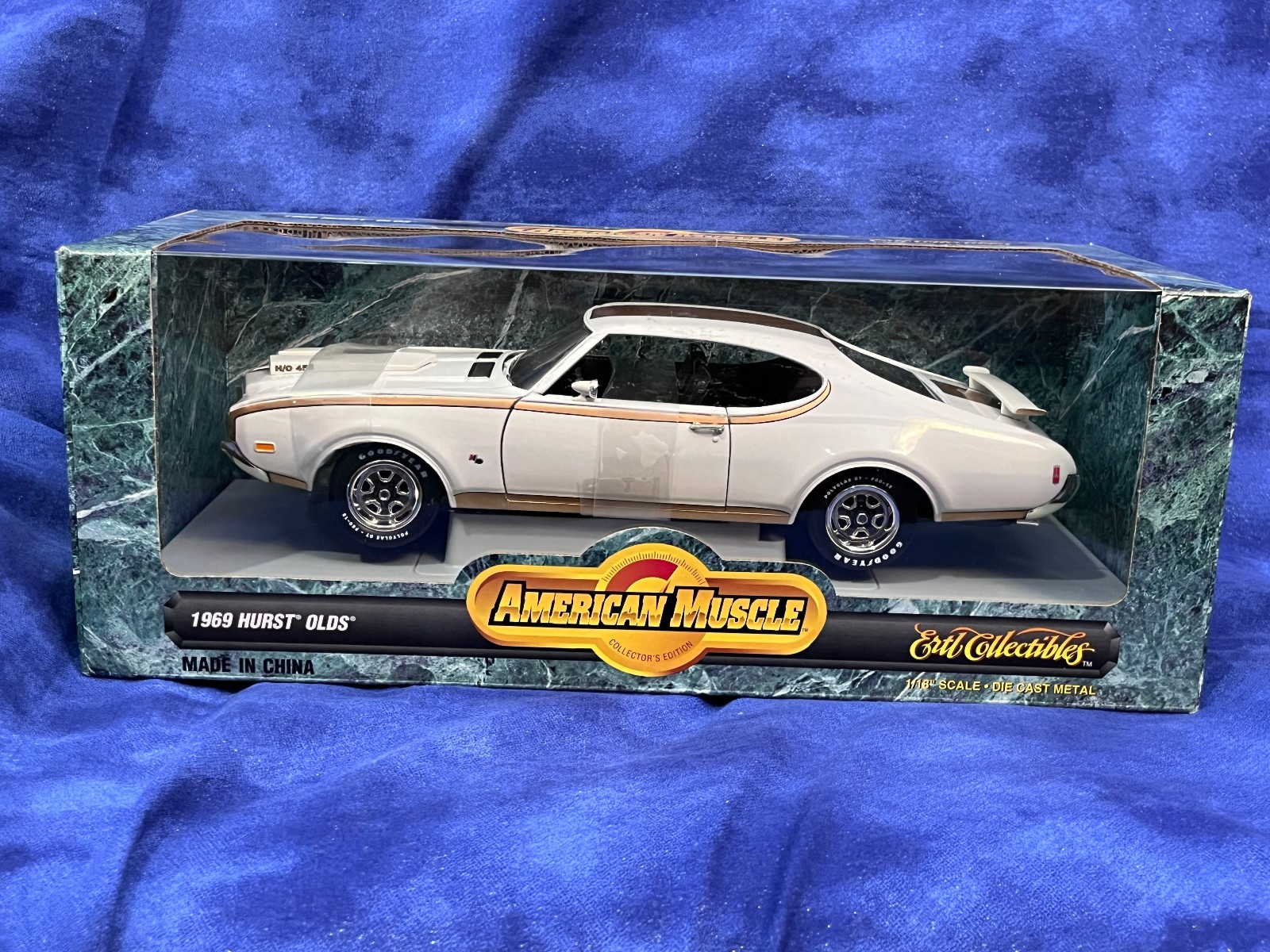 Ertl American Muscle 1969 Hurst Olds ~ White & Gold w/ Black Interior ~ 1:18 NIB Ertl American Muscle 1969 Hurst Olds ~ White & Gold w/ Black Interior ~ 1:18 NIB