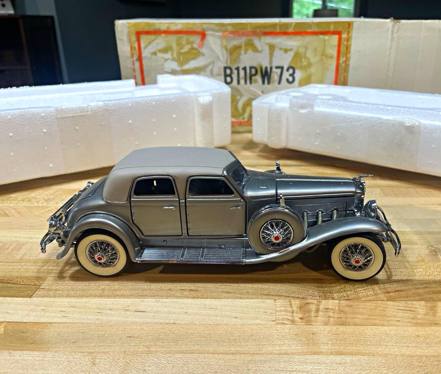 Franklin Mint 1933 Duesenberg Twenty Grand 1:24 Diecast Car Silver/Gray Franklin Mint 1933 Duesenberg Twenty Grand 1:24 Diecast Car Silver/Gray