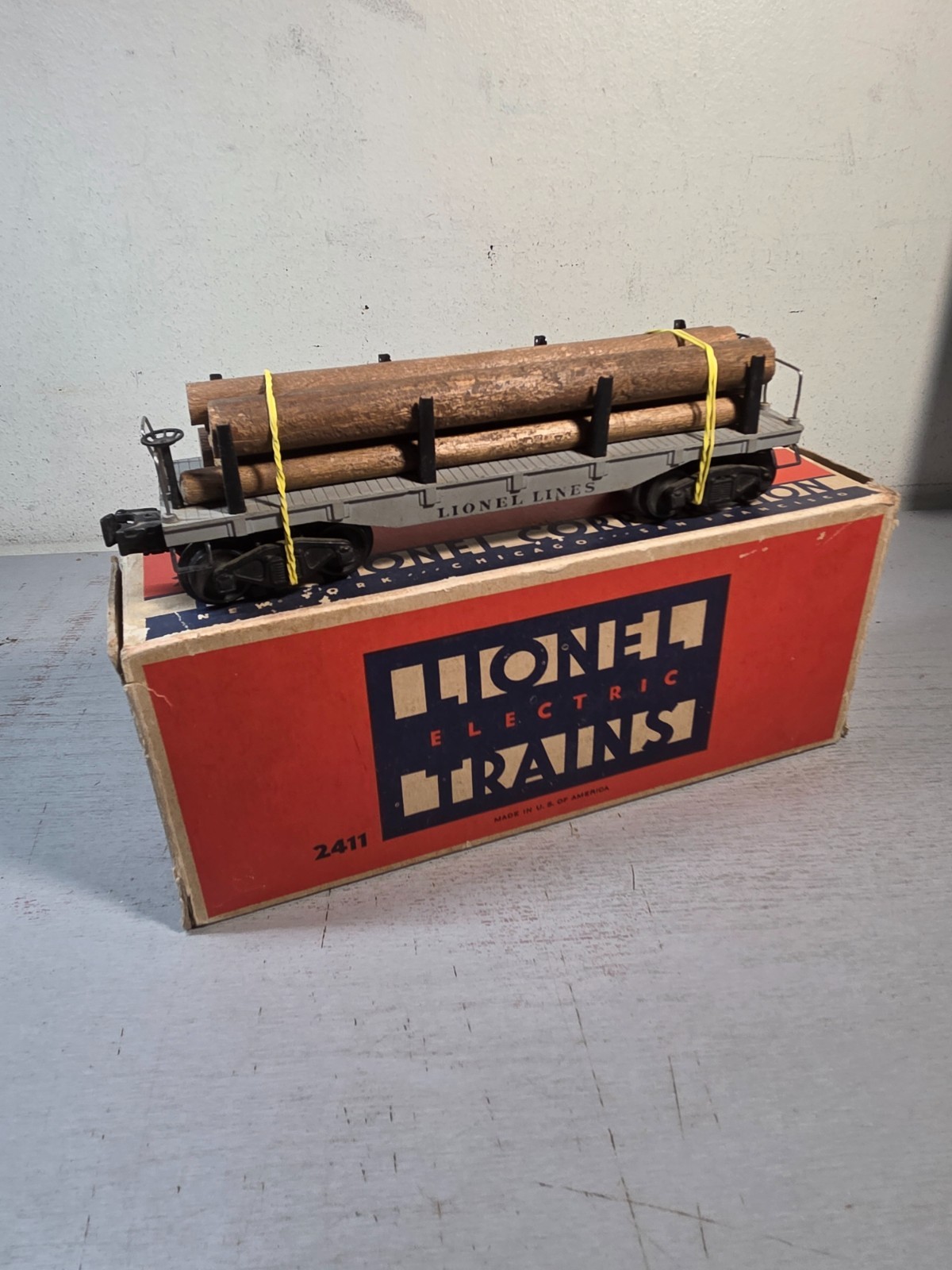 LIONEL No. 2411 Flat Car W/6 Logs Car ++++ Post War ++++ Original Box ++++