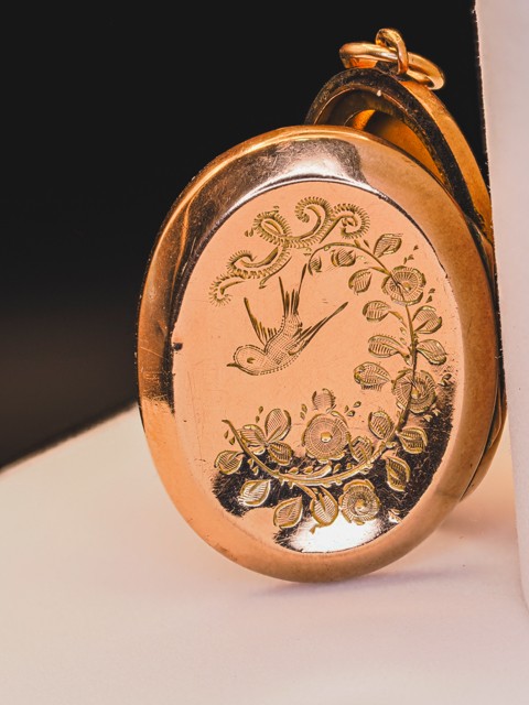 Antique edwardian 9ct gold back & front locket swallow bird engraved pendant
