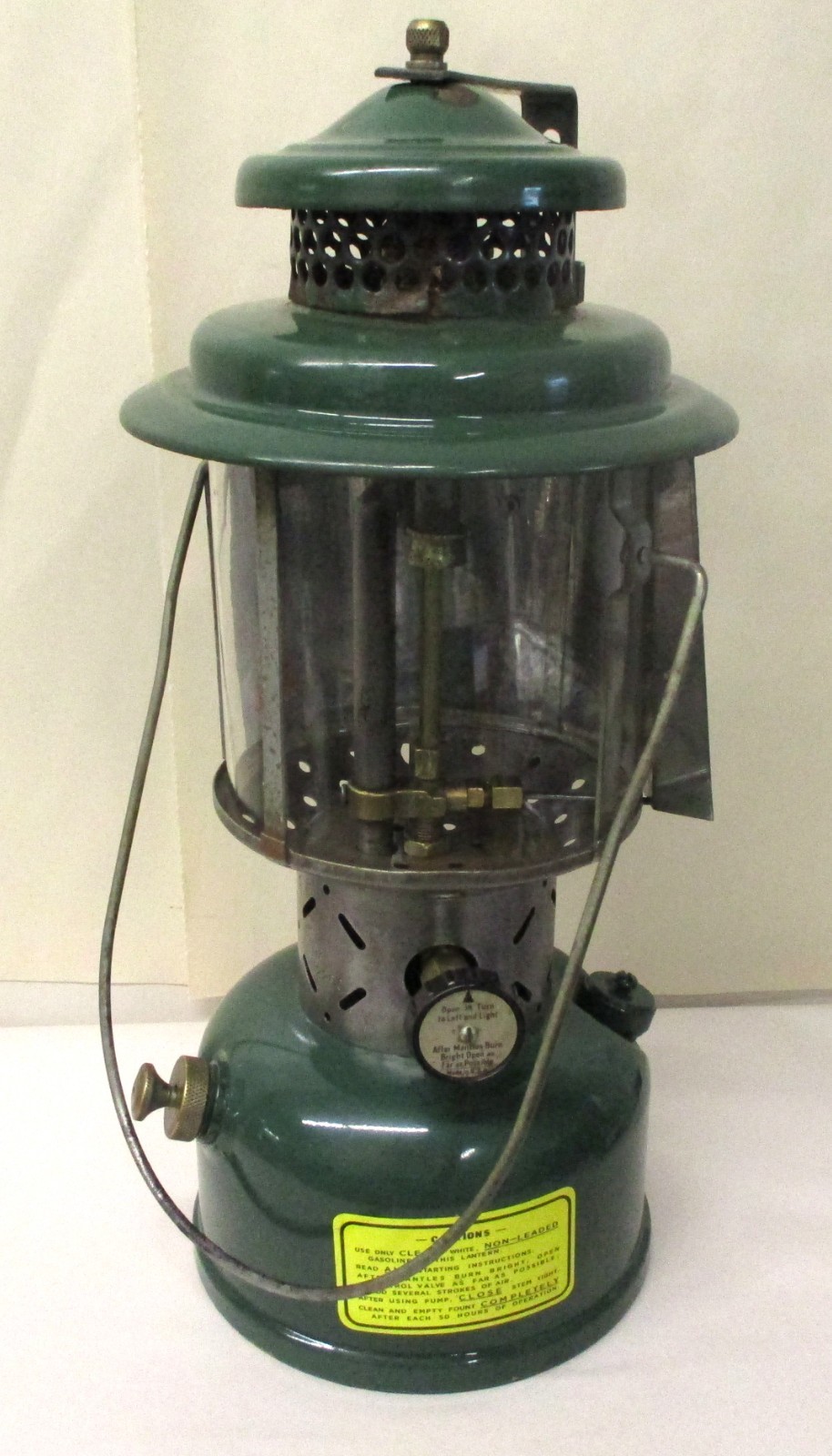 VINTAGE COLEMAN MODEL 220C LANTERN VINTAGE COLEMAN MODEL 220C LANTERN