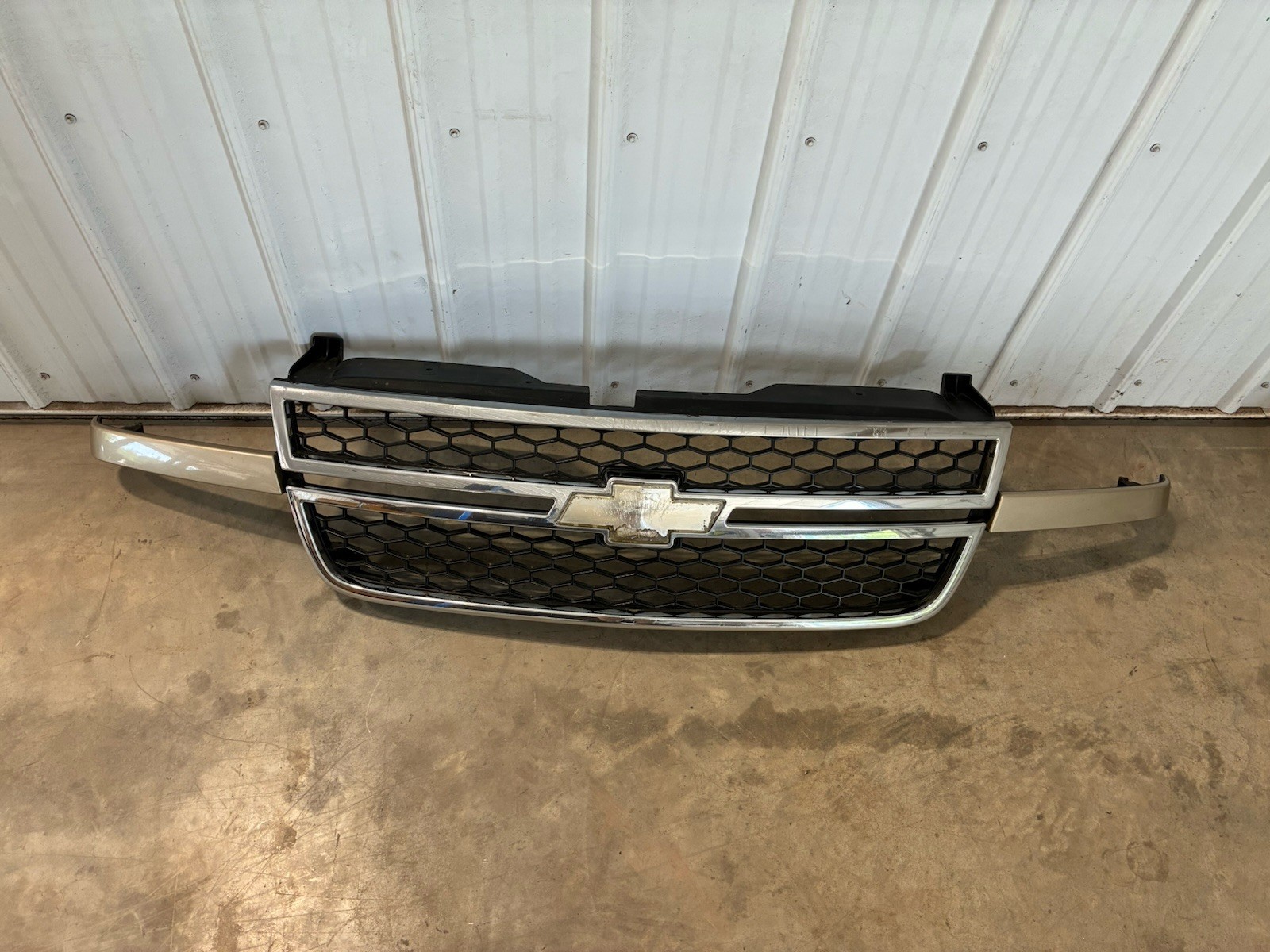 2005-2007 CHEVROLET SILVERADO FRONT BUMPER GRILLE 10397947 10397948 10397949