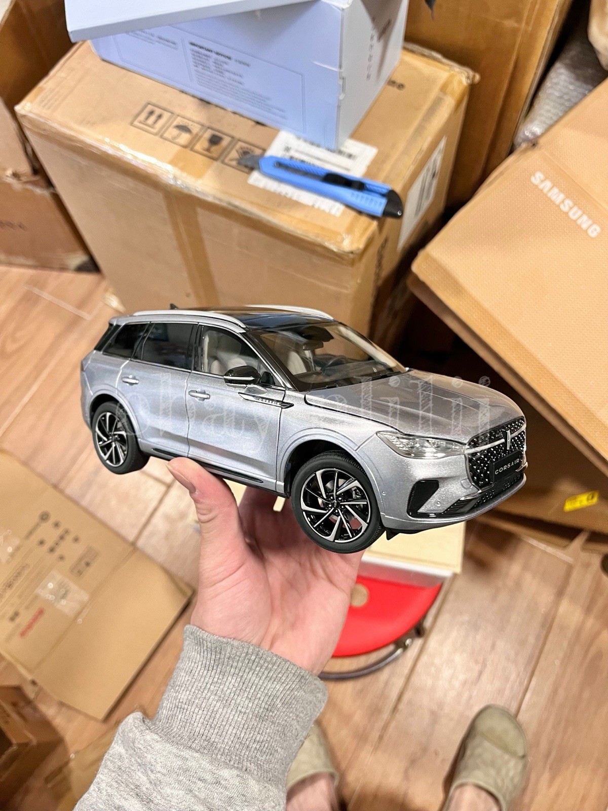 1:18 Scale 2024~2025 Lincoln Corsair Whisper Blue Diecast Model Car With Base 1:18 Scale 2024~2025 Lincoln Corsair Whisper Blue Diecast Model Car With Base