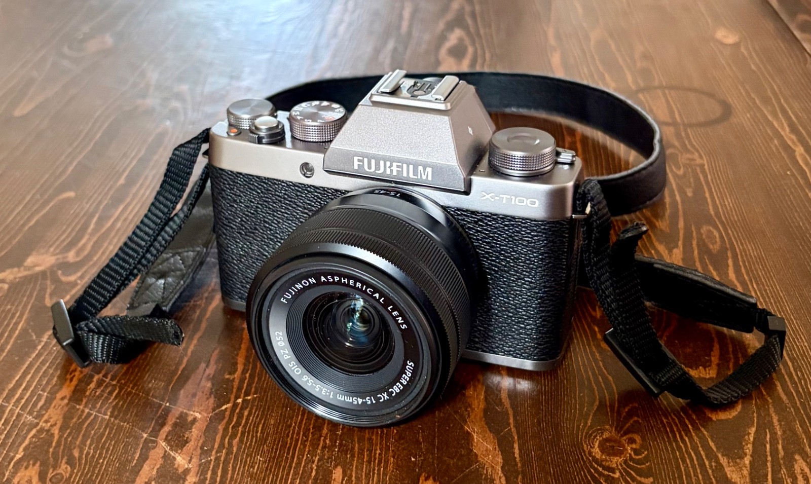 Excellent Condition Fujifilm X-T100 Digital Camera w/ XC15 lens kit & carry case