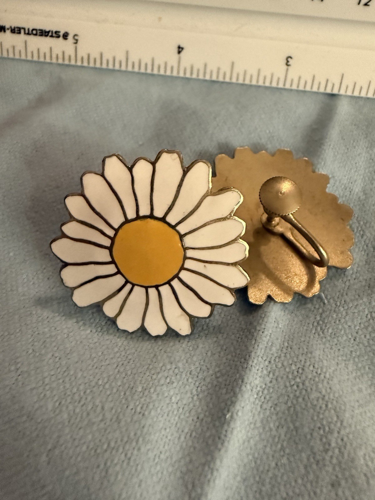 vintage 1960s/1970s enamel daisy clip-on/screw-back earrings