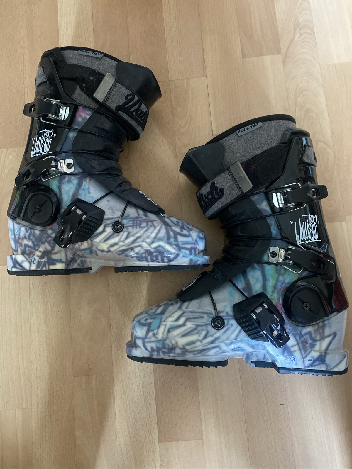 Full Tilt Tom Wallisch Pro Model Ski Boots Graffiti Graphics Mondo 26.5/301mm Full Tilt Tom Wallisch Pro Model Ski Boots Graffiti Graphics Mondo 26.5/301mm