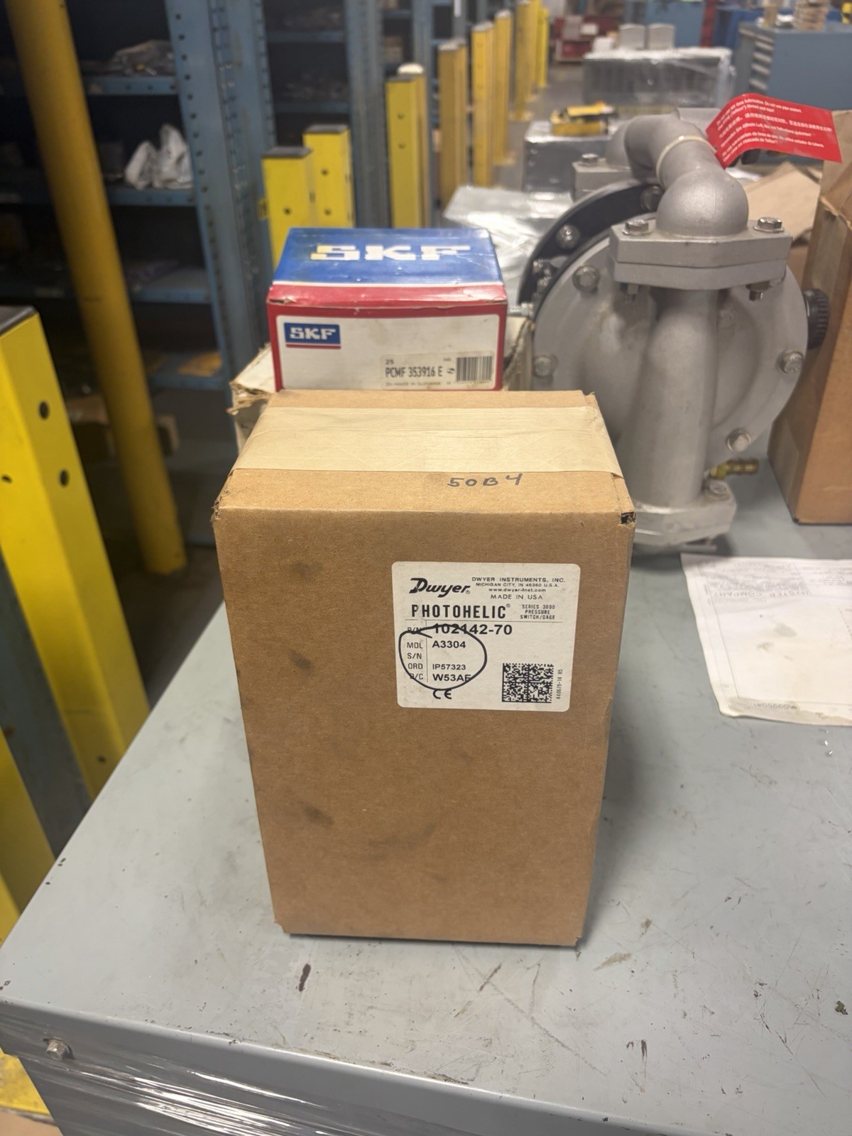 NEW DWYER PHOTOHELIC SERIES 3000 MODEL A3304 PRESSURE SWITCH/GAGE (B6C) NEW DWYER PHOTOHELIC SERIES 3000 MODEL A3304 PRESSURE SWITCH/GAGE (B6C)