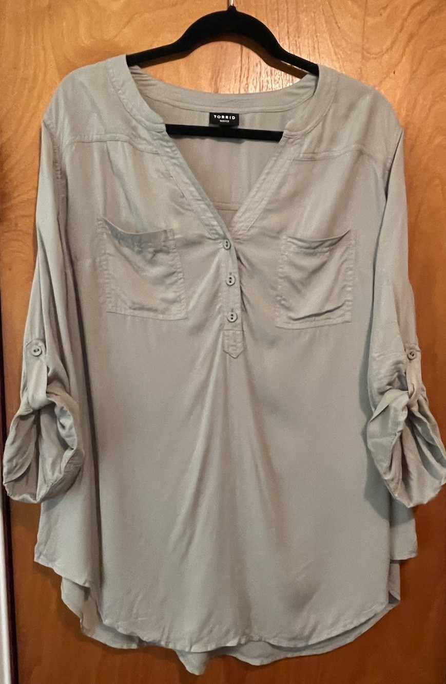 Torrid Women\'s Plus Gray Solid Tunic Blouse V-Neck Roll Tab Button Woven Rayon