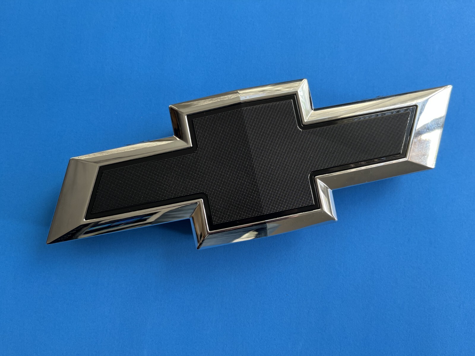 2019-2021 Chevrolet Silverado 1500 Bowtie Front Grille Emblem Badge chrome black 2019-2021 Chevrolet Silverado 1500 Bowtie Front Grille Emblem Badge chrome black