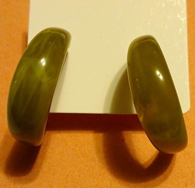 Vintage Green Plastic Hoop Earrings Butterfly Back Pierced Womens Round Vintage Green Plastic Hoop Earrings Butterfly Back Pierced Womens Round