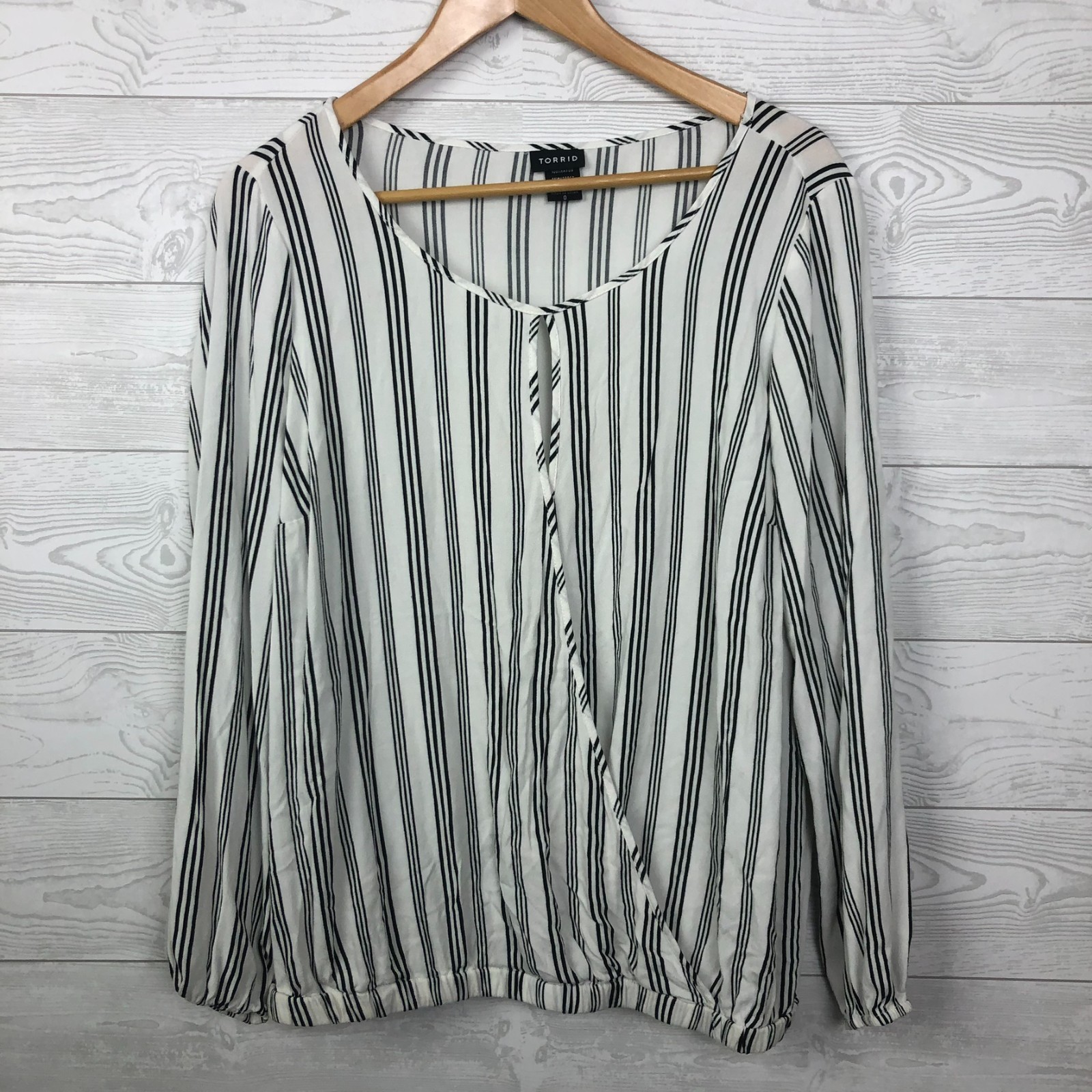 Torrid Women\'s Size 0/Large Striped Surplice Top Long Sleeve Scoop Neck Shirt Torrid Women\'s Size 0/Large Striped Surplice Top Long Sleeve Scoop Neck Shirt