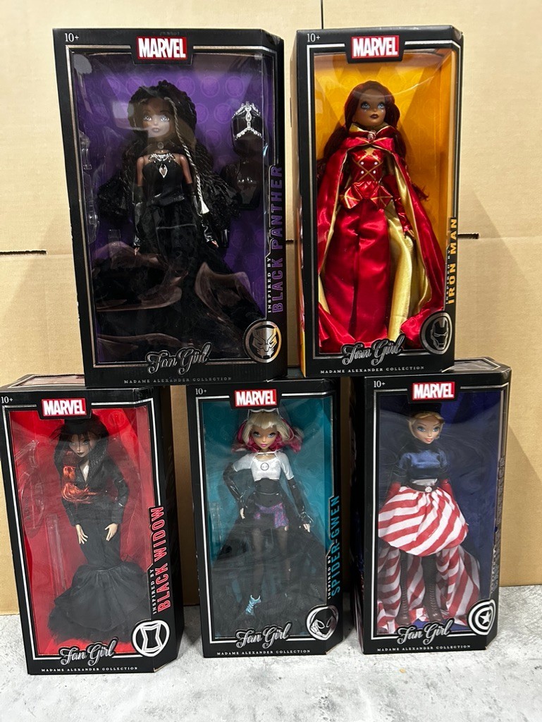 Madame Alexander 13.5” Marvel Fan Girl Complete Set from a SMOKE/PET FREE HOME Madame Alexander 13.5” Marvel Fan Girl Complete Set from a SMOKE/PET FREE HOME