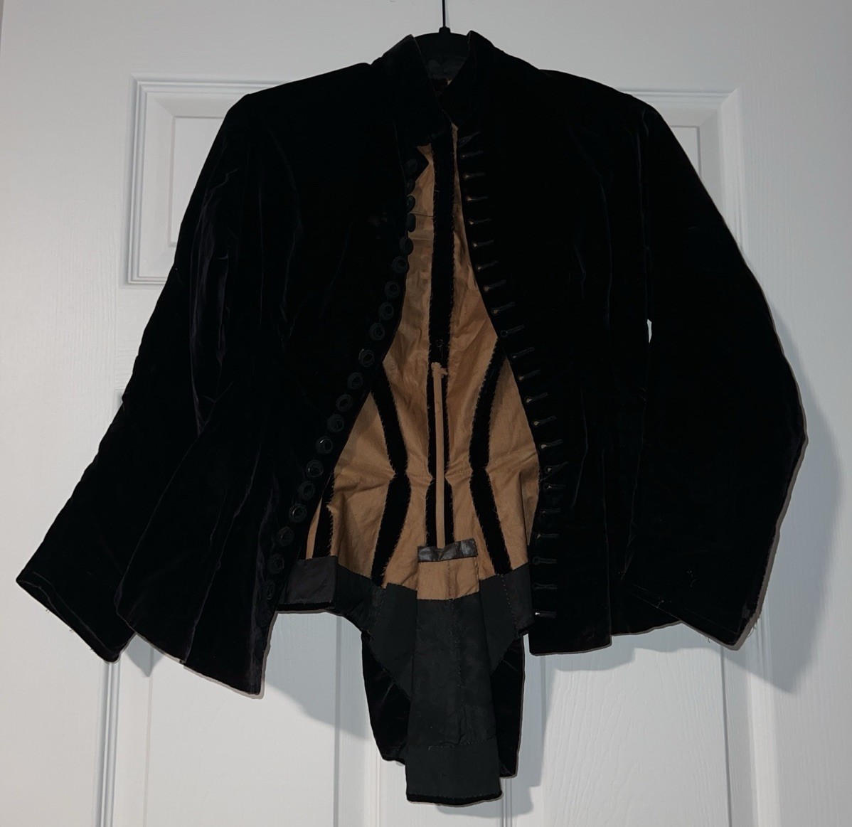 Antique 1880s VICTORIAN BLACK VELVET BASQUE BODICE BUSTLE BACK JACKET VGC Antique 1880s VICTORIAN BLACK VELVET BASQUE BODICE BUSTLE BACK JACKET VGC