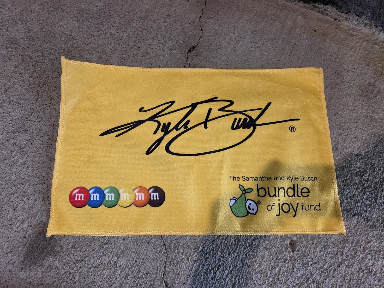 NASCAR Cup 2026 Kyle Busch #18 Collector\'s Towel Sga Bristol In hand NASCAR Cup 2026 Kyle Busch #18 Collector\'s Towel Sga Bristol In hand