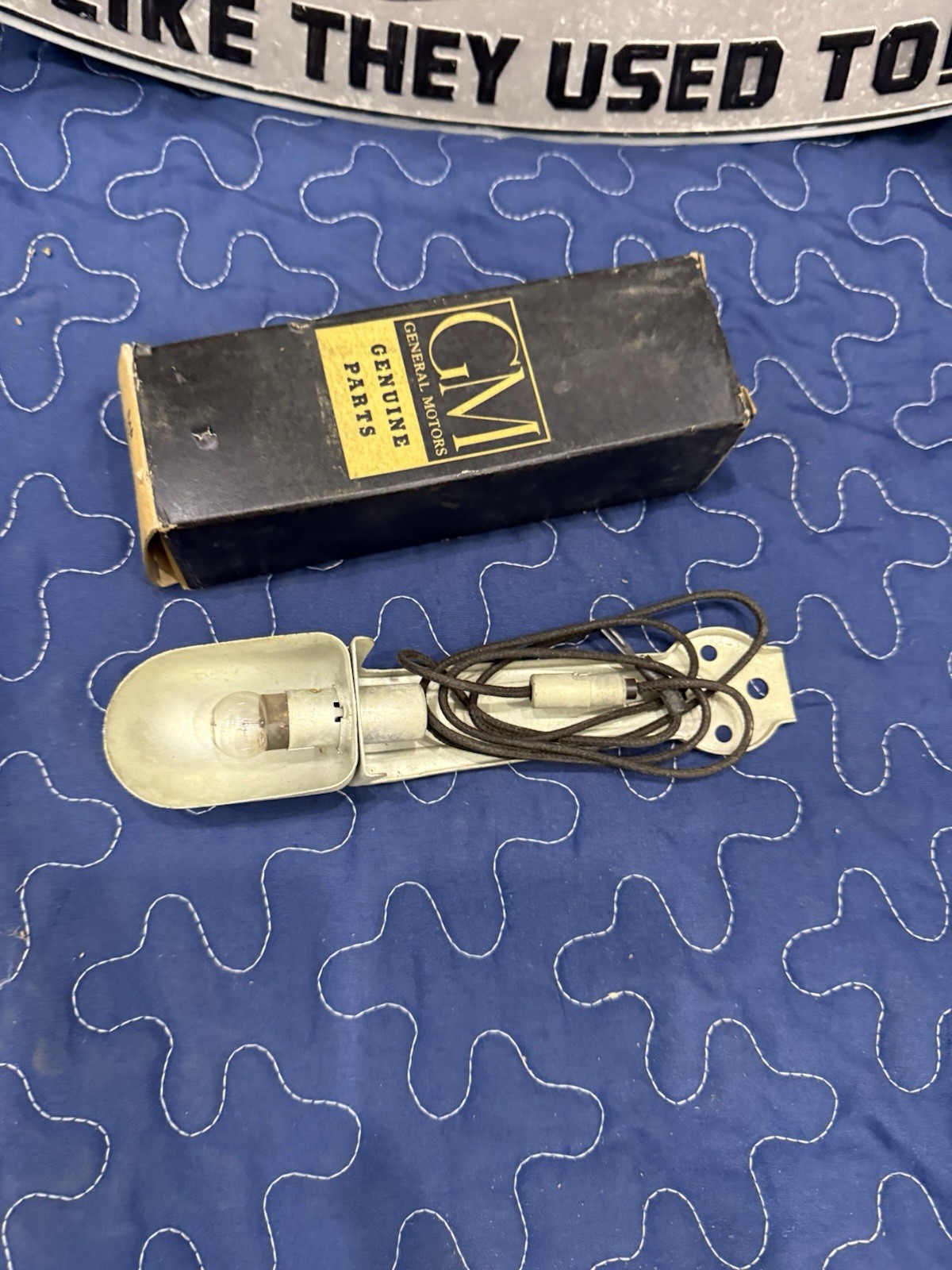 Nos 1949 1950 1951 1952 1953 1954/ Chevrolet Accessory Under Hood Trouble Light Nos 1949 1950 1951 1952 1953 1954/ Chevrolet Accessory Under Hood Trouble Light