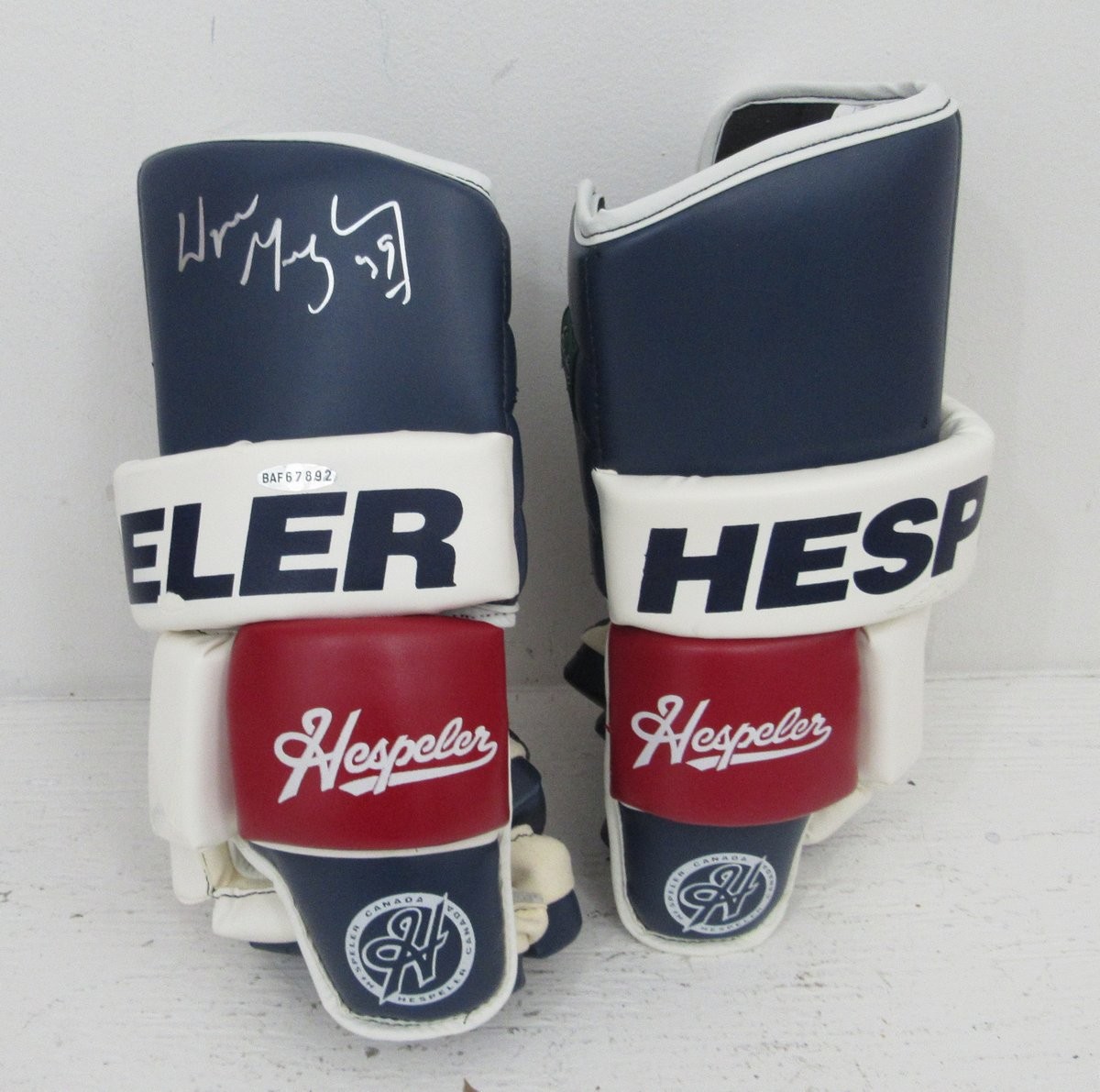 Wayne Gretzky HOF Signed Hespeler Game Model Hockey Gloves Upper Deck 195743 Wayne Gretzky HOF Signed Hespeler Game Model Hockey Gloves Upper Deck 195743