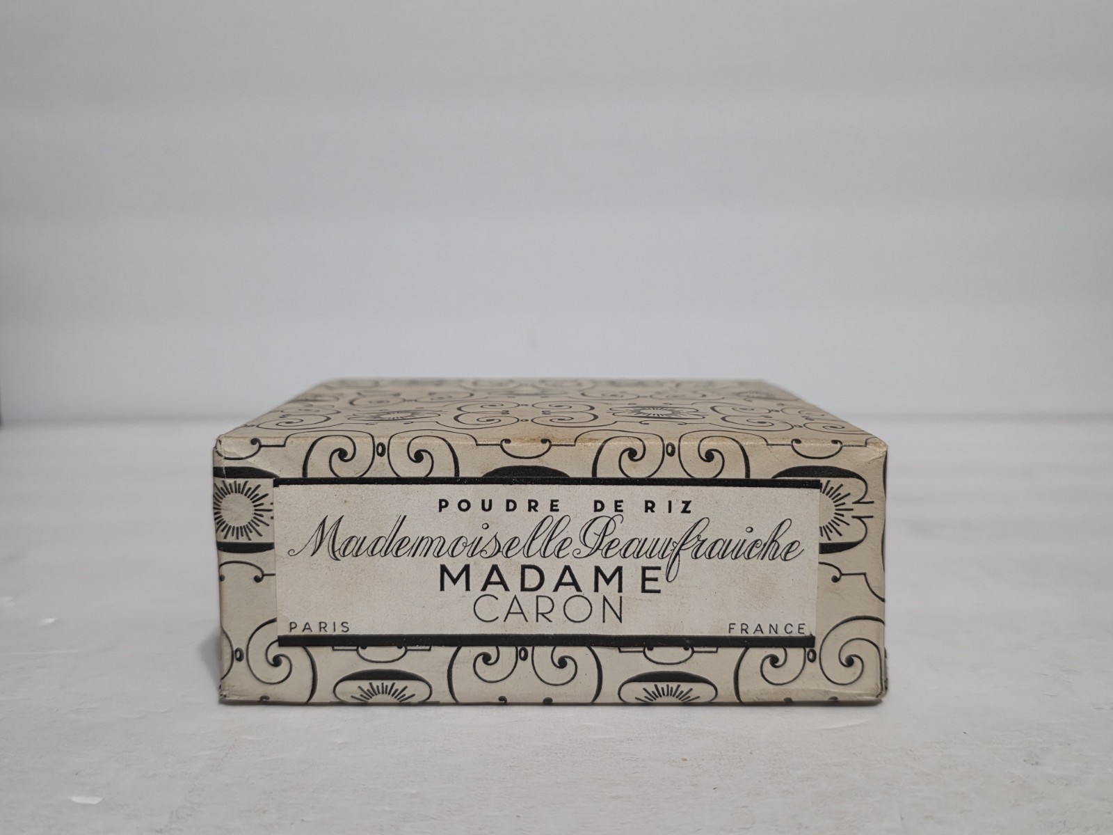 VINTAGE CARON MADAME PEAU FINE POUDRE DE RIZ ETRANGE POWDER * NEW IN BOX VINTAGE CARON MADAME PEAU FINE POUDRE DE RIZ ETRANGE POWDER * NEW IN BOX