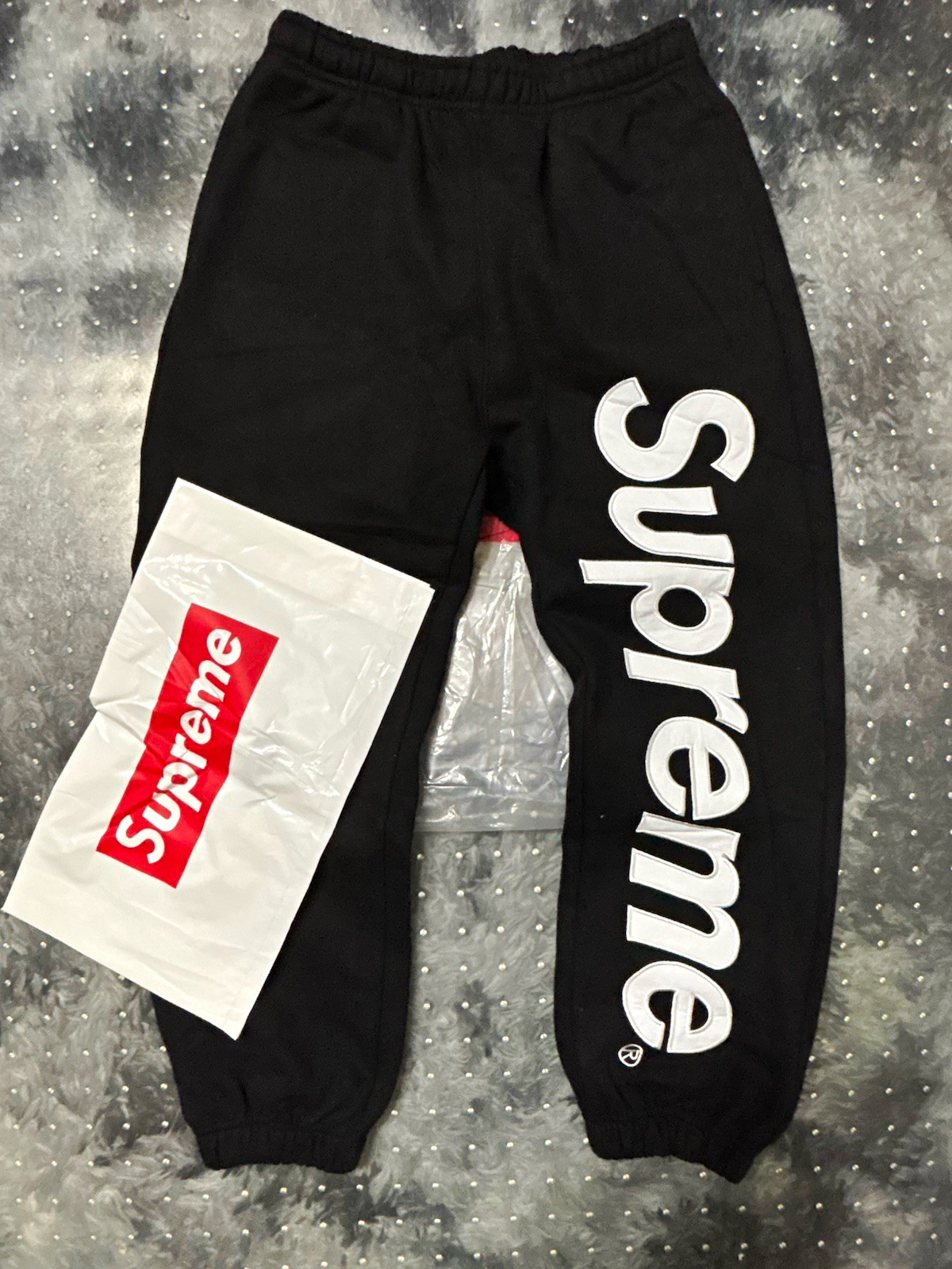 Supreme Men\'s Black Fleece Cotton Logo Sweatpants Drawstring Tapered Size M Supreme Men\'s Black Fleece Cotton Logo Sweatpants Drawstring Tapered Size M