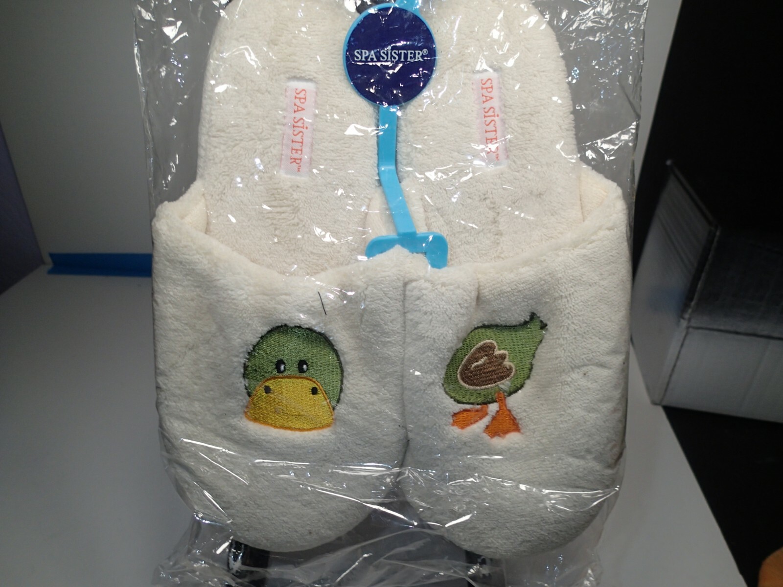 Spa Sister Super Cute Duck Slippers Will fit Women\'s size 9/10 New in package Spa Sister Super Cute Duck Slippers Will fit Women\'s size 9/10 New in package