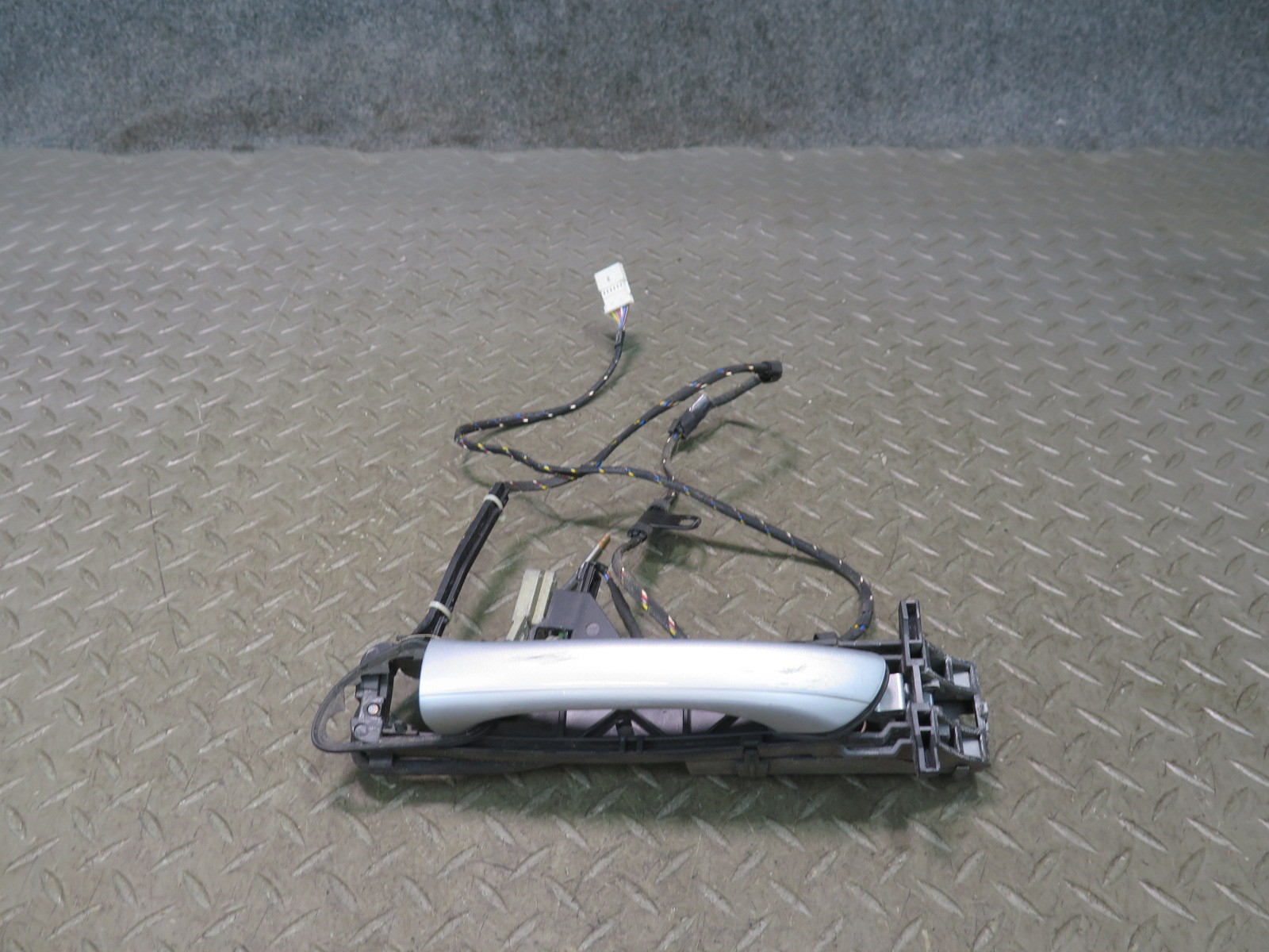 07-12 MERCEDES R230 SL550 FRONT LEFT DOOR EXTERIOR HANDLE SILVER OEM
